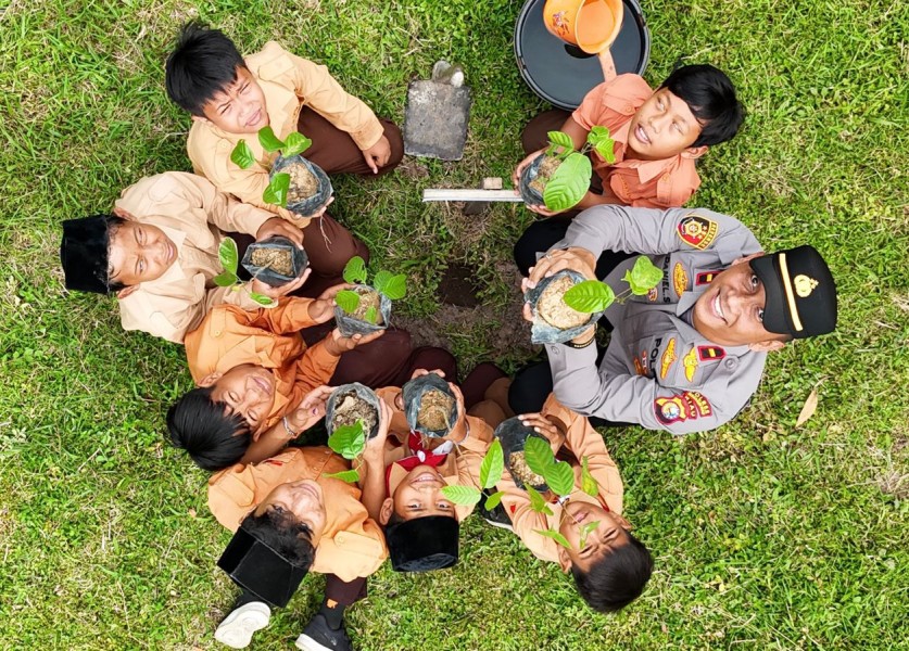 Wariskan Lingkungan Sehat, Polsek Lubuk Batu Jaya Tanam Ribuan Pohon di Hari Pohon Sedunia