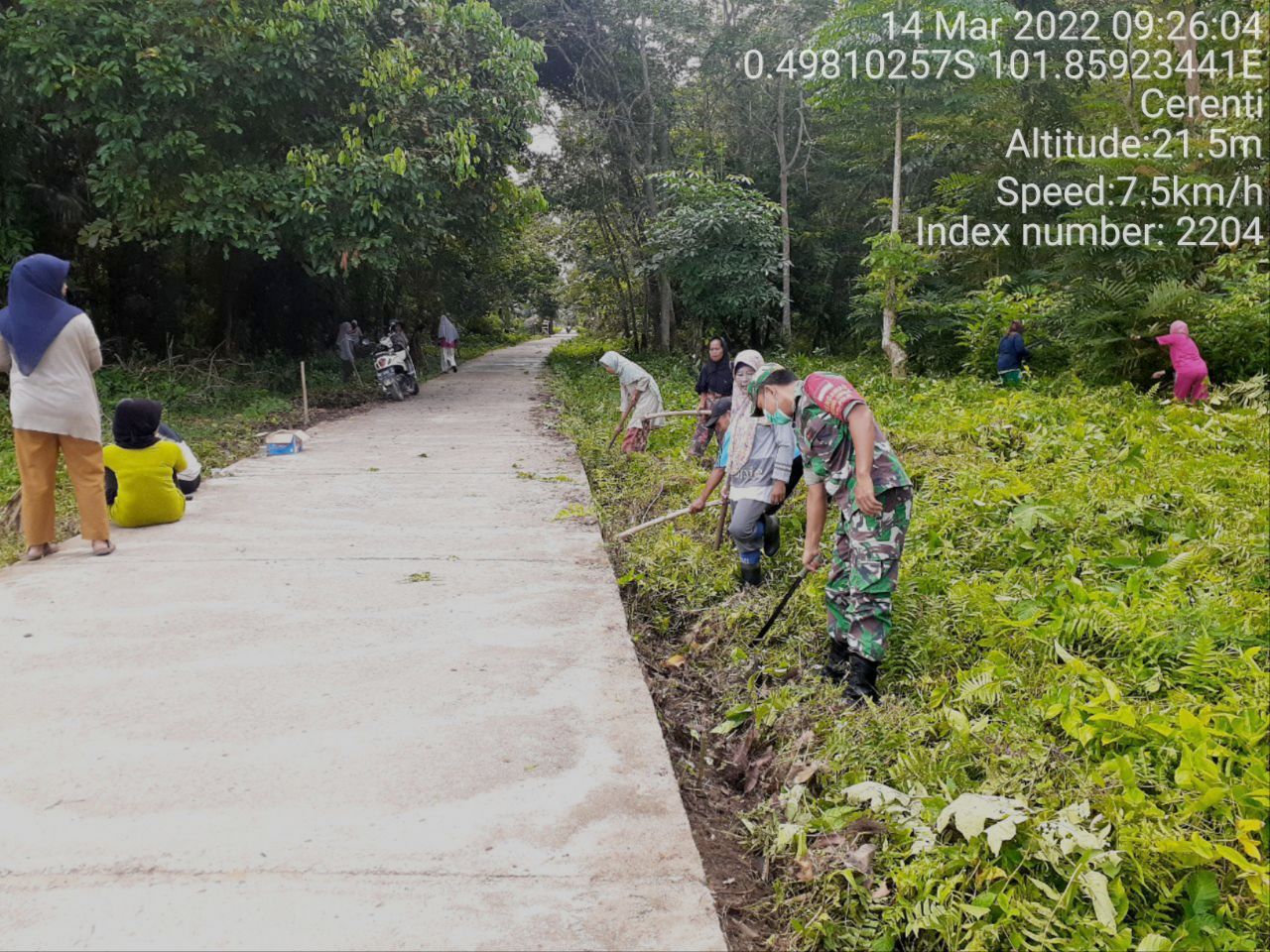 Babinsa Koramil 06/Cerenti Kodim 0302/Inhu Gotong Royong Bantu Warga di Desa Kampung Baru Kecamatan Cerenti