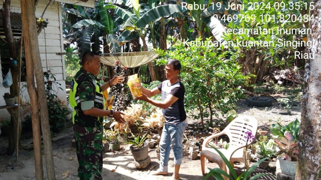 Serka Heriyus Saputera Babinsa Koramil 06/Cerenti  Kodim 0302/Inhu Memberi Bantuan Sembako Untuk Masyarakat