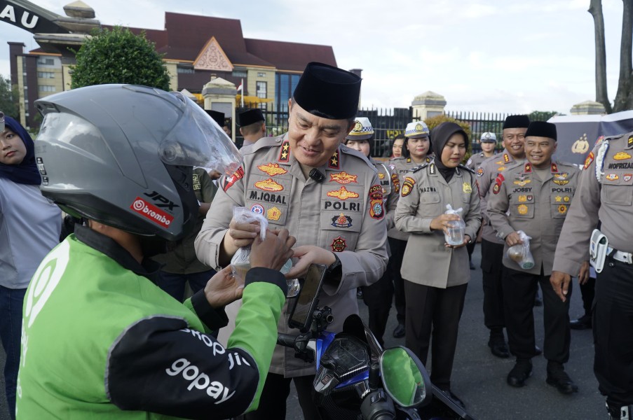 Momen Haru, Kapolda Riau Bagikan Takjil Gratis Sebelum Pindah Tugas