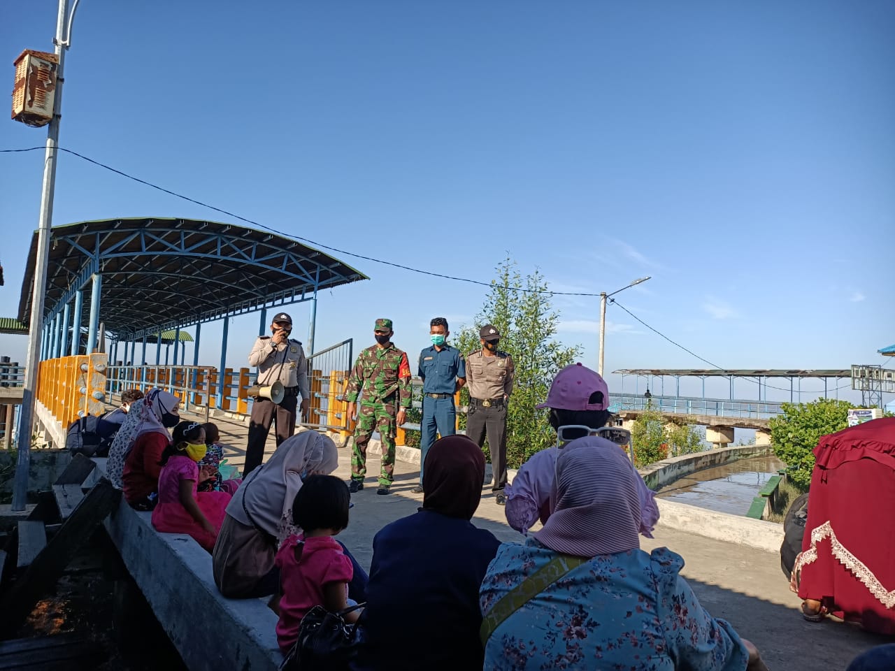 Polsek Kuala Kampar Tertibkan Penerapan Prokes di Pelabuhan Teluk Dalam