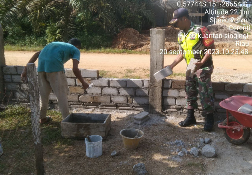 Mempererat Kemanunggalan Dengan Masyarakat, Babinsa Koramil 06/Cerenti Kodim 0302/Inhu, Gotong Royong Membuat Pondasi Rumah