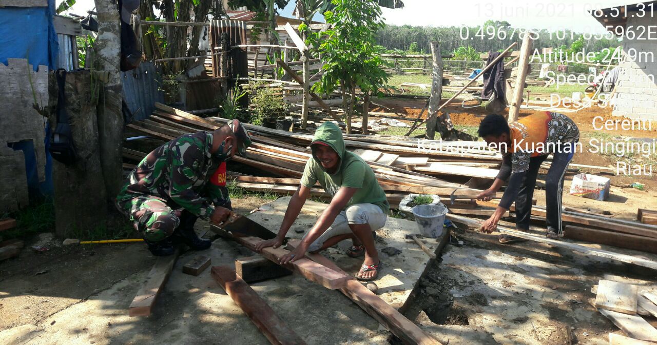 Babinsa Koramil 06/Cerenti Kodim 0302/Inhu Bersama Masyarakat Gotong Royong di Desa Sikakak