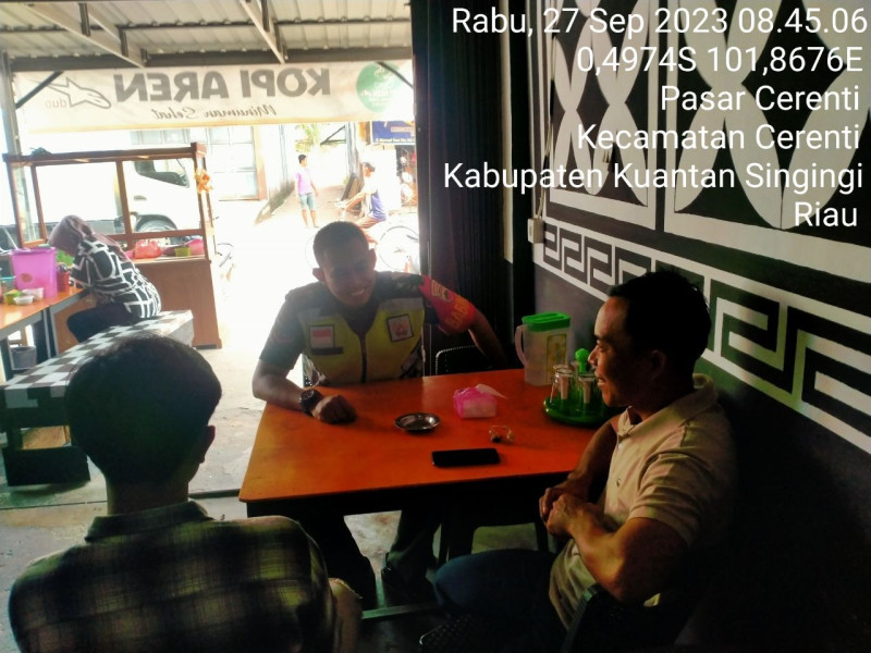 Di Kelurahan Pasar Cerenti Babinsa Koramil 06/Cerenti Dim 0302/Inhu Komsos Dengan Warganya