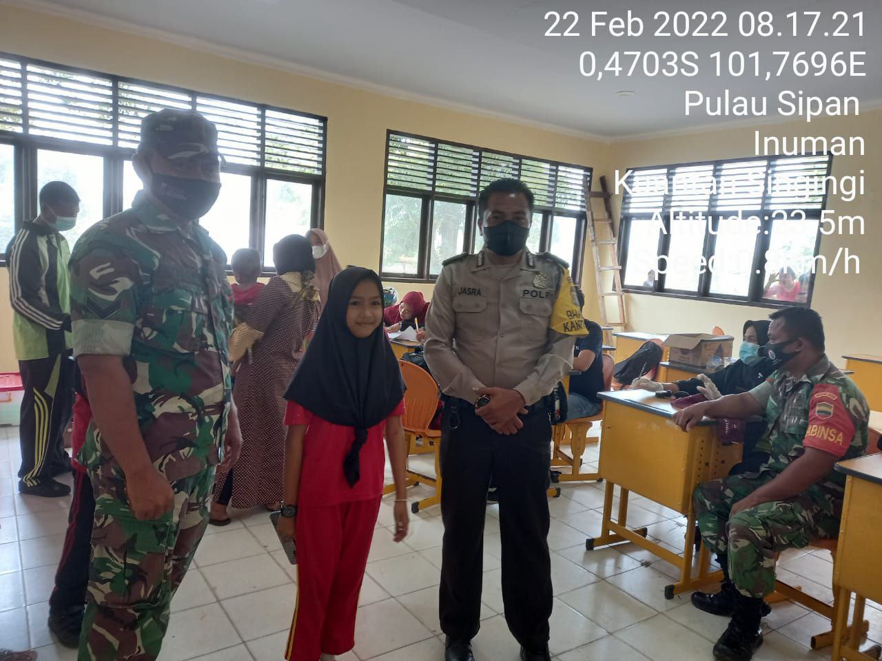 Babinsa Koramil 06/Cerenti  Kodim 0302/Inhu Bersama Bhabinkamtibmas Berikan Anjuran Dan Himbauan Prokes Di Sekolah