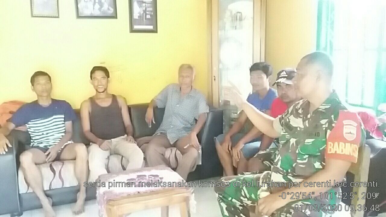 Anggota Koramil 06/Cerenti Dim 0302/Inhu Serda Firman Melakukan Komsos Dengan Masyarakat Binaan.