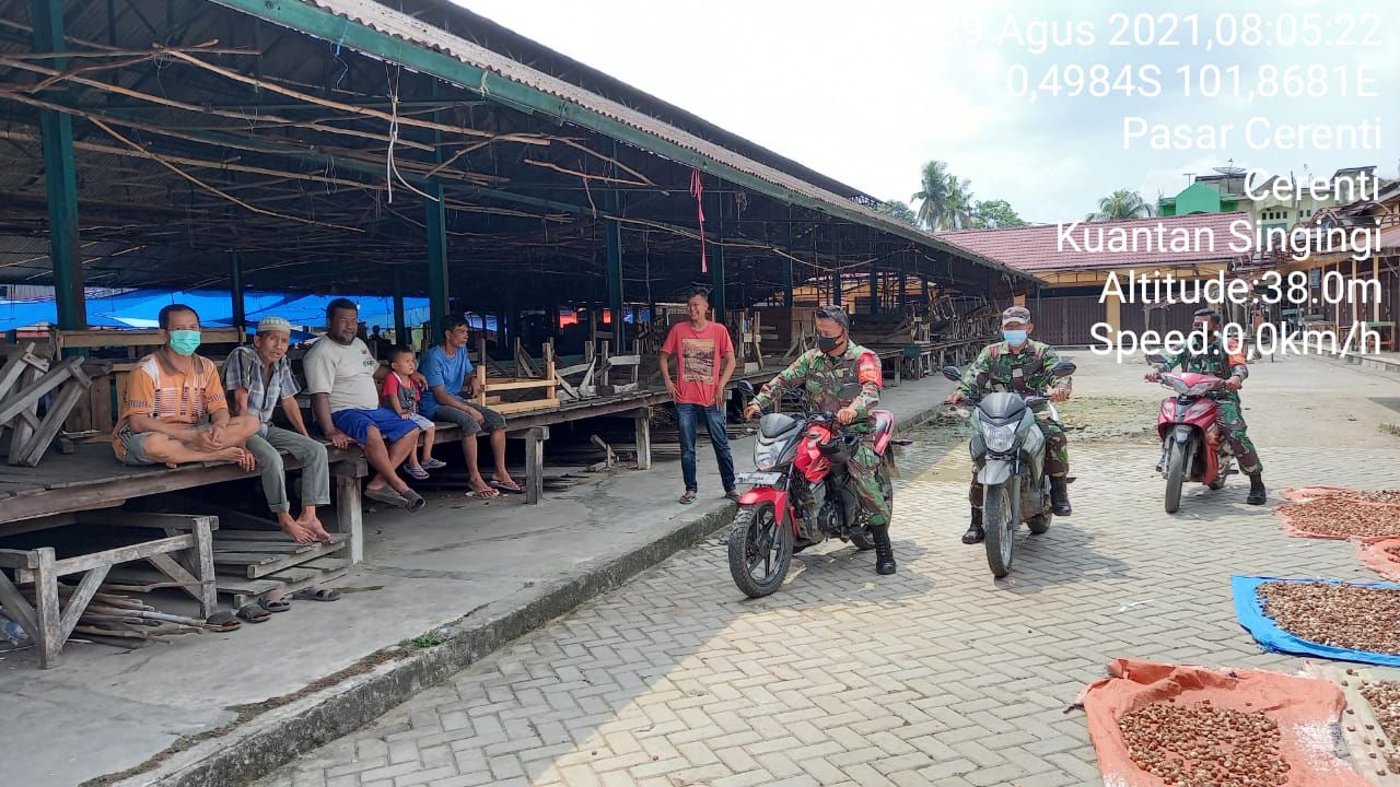 Babinsa Koramil 06/Cerenti Dim 0302/Inhu,Serka M.Amin Edukasi Kepada Warga Tentang Penerapan Prokes Covid-19 di Kelurahan Pasar Cerenti