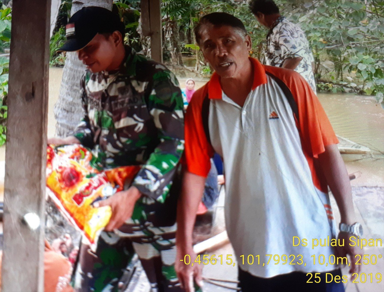 Babinsa Koramil 06/Cerenti Sertu Efison Bantu Masyarakat Yang Terkana Banjir.