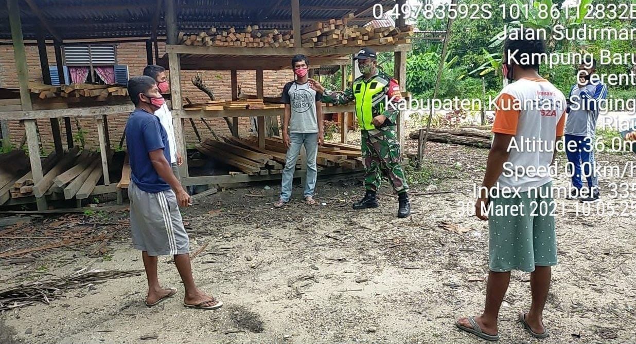 Peduli Kesehatan Masyarakat, Babinsa Koramil 06/Cerenti Dim 0302/Inhu Bagikan Masker Kepada Masyarakat