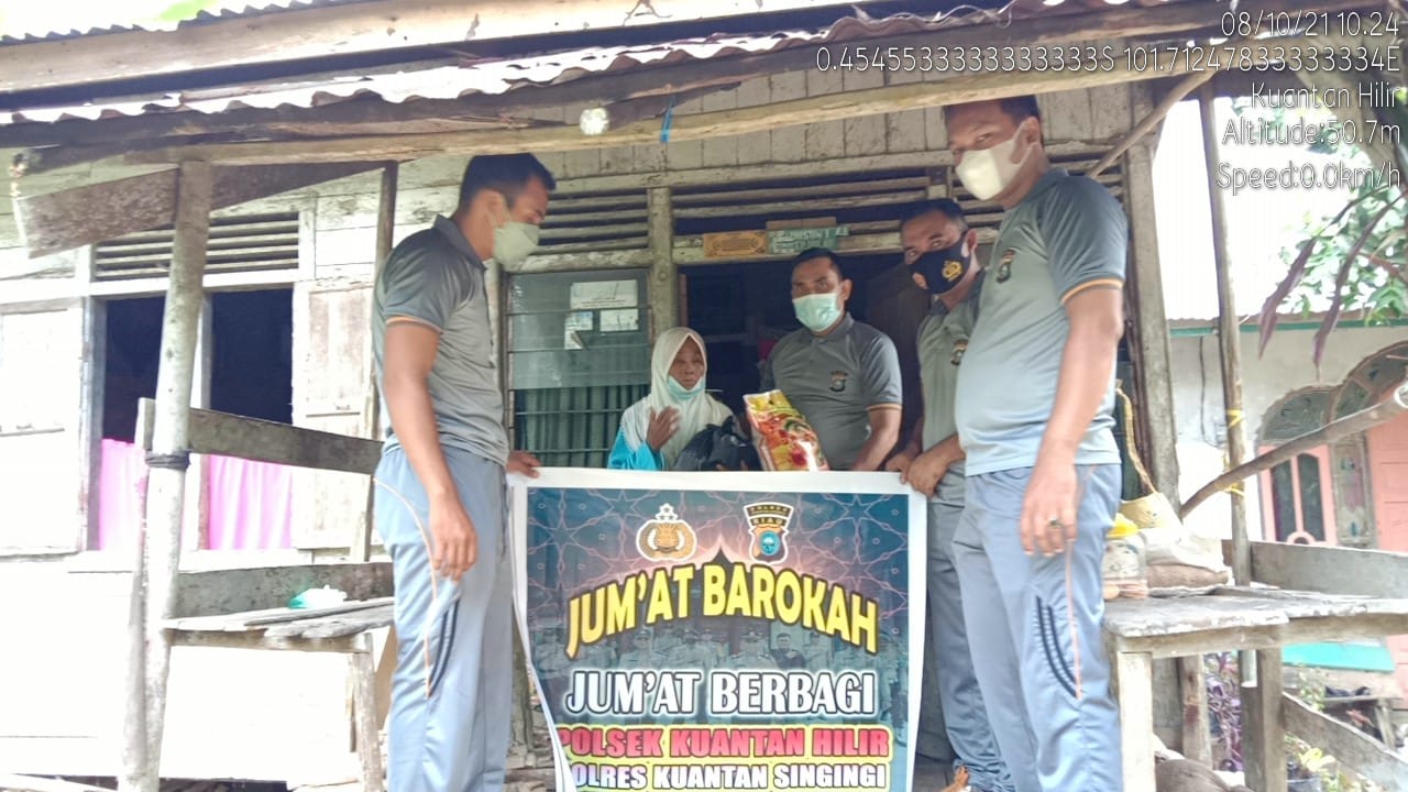 Jum'at Barokah, Polsek Kuantan Hilir Beserta Personilnya Mengadakan Baksos