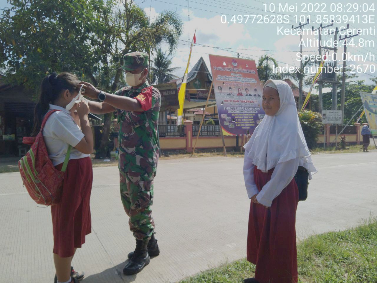 Babinsa Koramil 06/Cerenti Kodim 0302/Inhu Bagikan Masker  Kepada Anak-Anak Sekolah Dasar di Kampung Baru