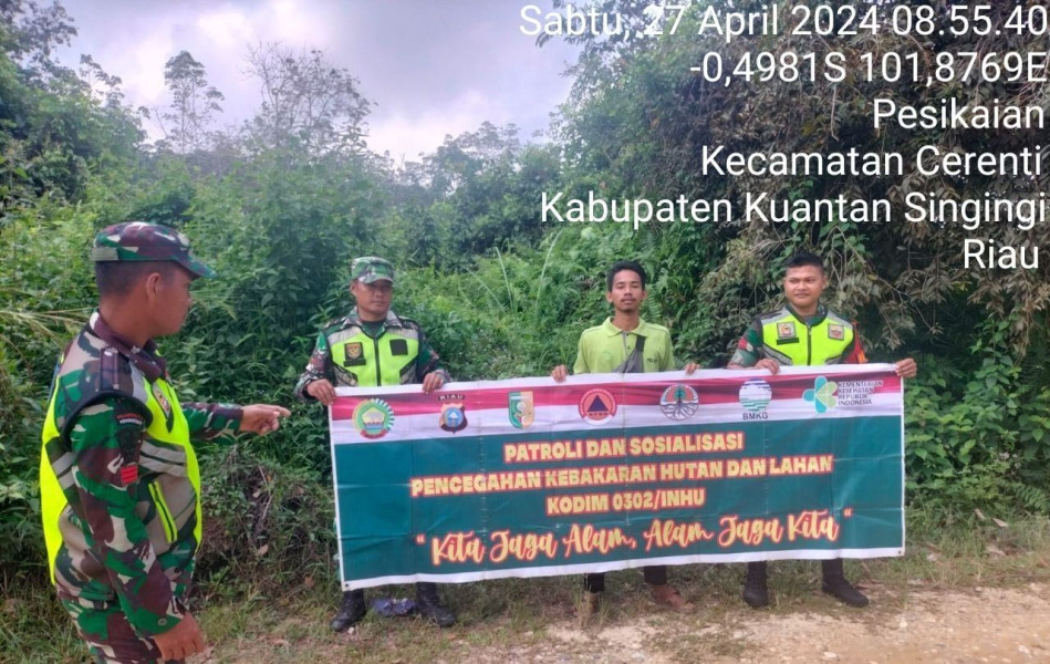 Serda Juanda Dan Pratu Chumaidi Babinsa Koramil 06/Cerenti Kodim 0302/Inhu Laksanakan Patroli Dan Sosialisasi Untuk Cegah Kebakaran Hutan Dan Lahan di Wilayah Teritorialnya 