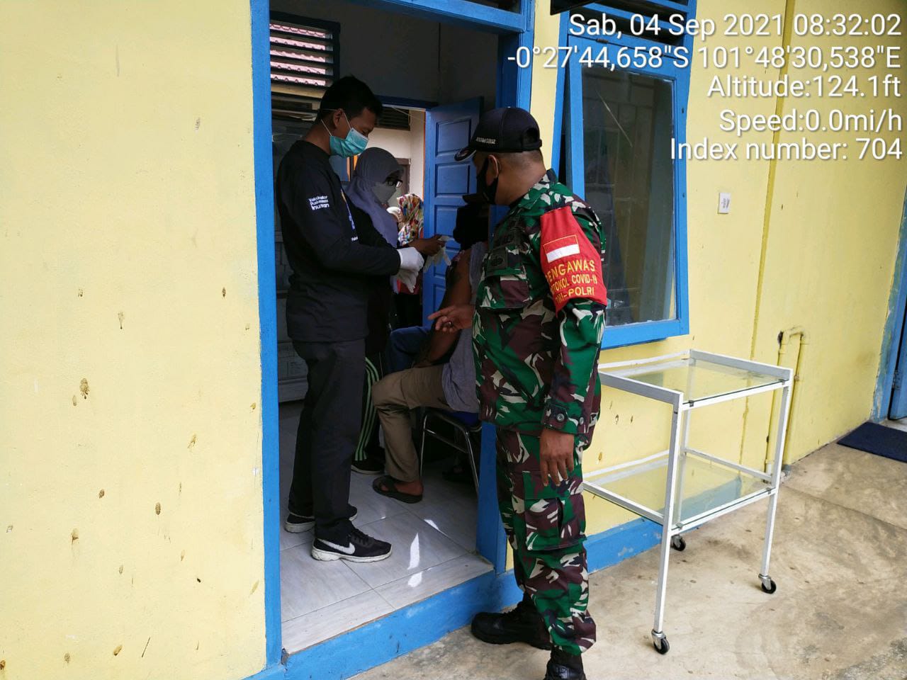 Babinsa Koramil 06/Cerenti Dim 0302/Inhu Dan Mendampingi Tim Kesehatan Suntik Vaksinpak Yang Kedua
