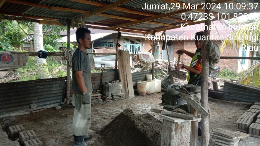 Babinsa Koramil 06/ Cerenti Kodim 0302/Inhu Bantu Cetak Batako Untuk Pembangunan Rumah Warga