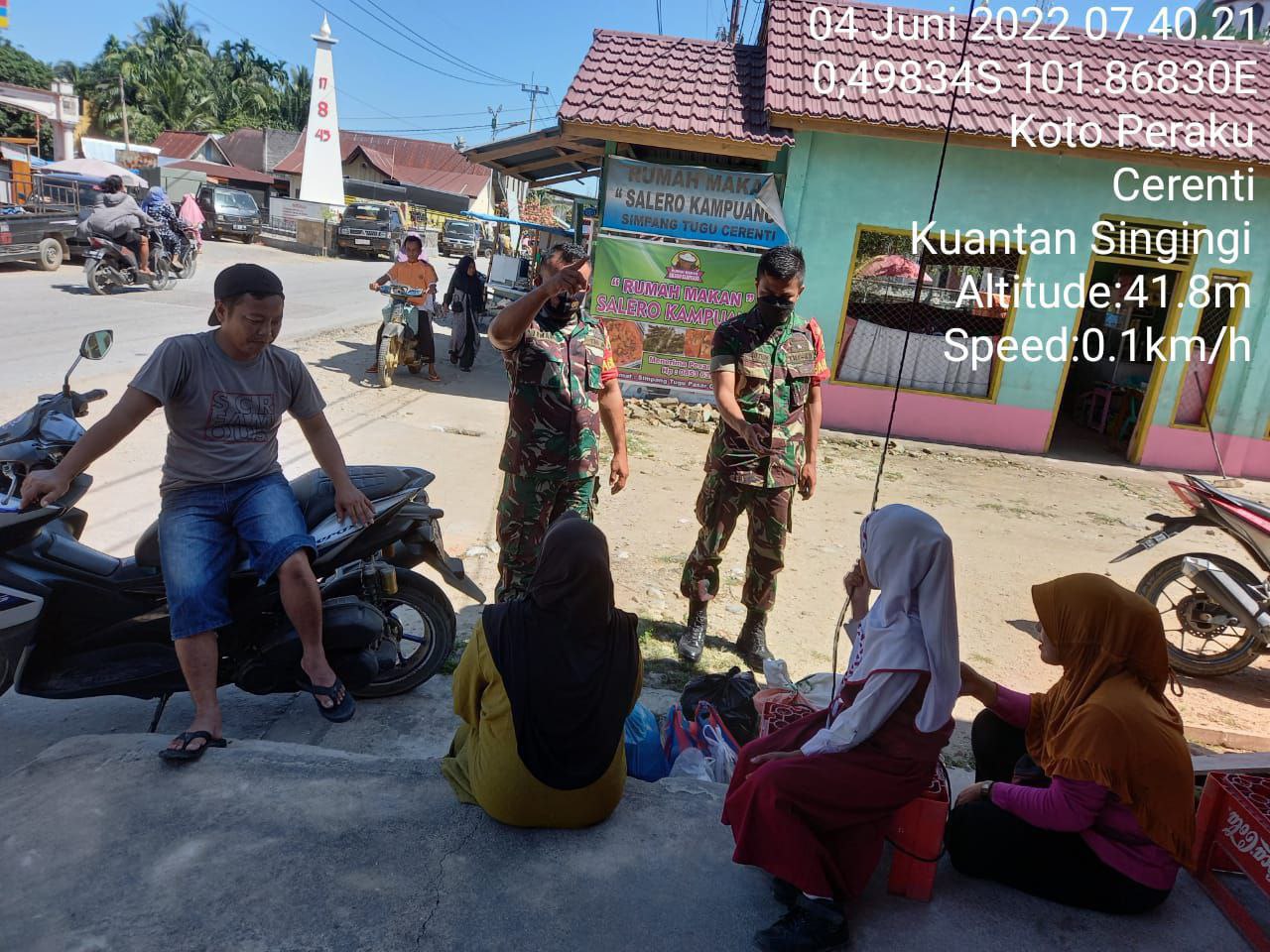 Serda SP Nasution dan Kopda Irwan Koramil 06/Cerenti Kodim 0302/Inhu Patroli Berikan Himbauan Ke Warga Untuk Patuhi Prokes