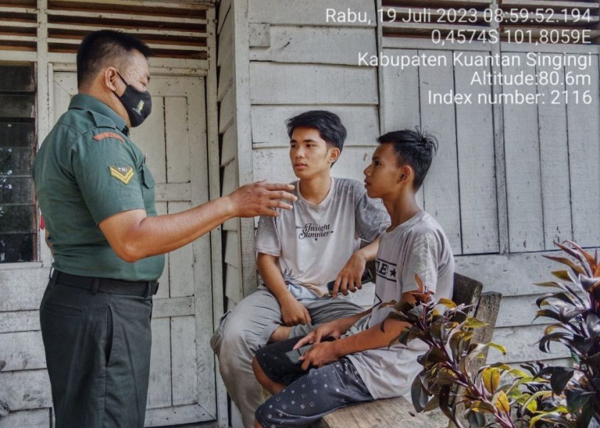 Babinsa Koramil 06 /Cerenti Kodim 0302/Inhu Komsos Dengan Warga Masyarakat Desa Binaan Kecamatan Inuman Kabupaten Kuansing