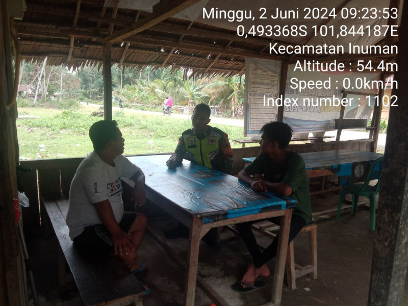 Mewujudkan Keakraban Dan Silaturahmi Babinsa Koramil 06/Cerenti Kodim 0302/Inhu Berkomunikasi Dengan Warga Desa Ketaping Jaya 
