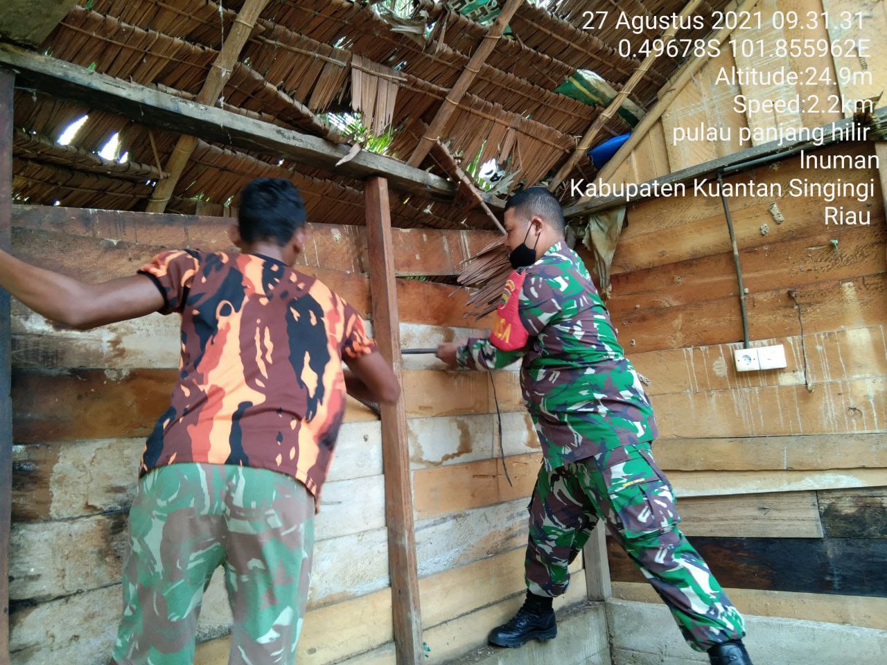 Babinsa Koramil 06/Cerenti Dim 0302/Inhu Membantu Membongkar Warung Milik Warga Yang Sudah Tidak Di Pakai Lagi