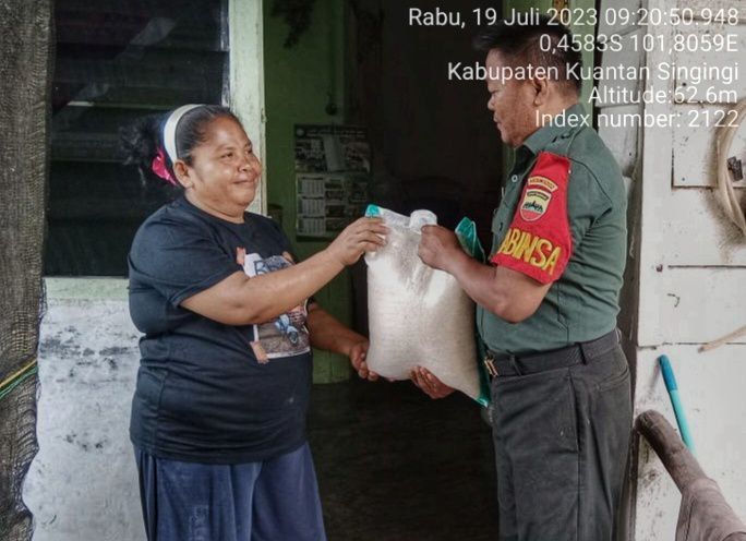 Babinsa Koramil 06/Cerenti Kodim 0302/Inhu Sertu Heriyus Saputera Memberi Bantuan Sembako Untuk Masyarakat