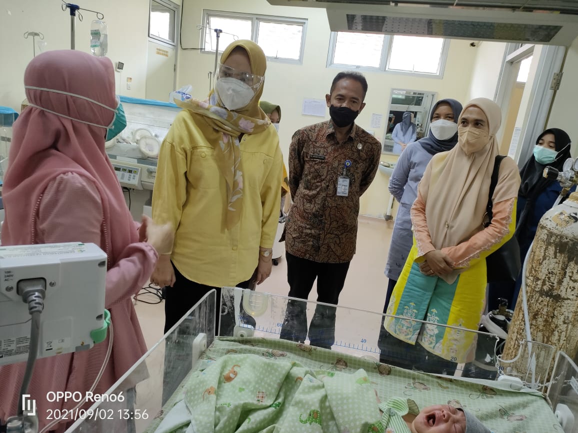 Lahir Tidak Normal Istri Bupati Jenguk Kondisinya di RSUD Teluk Kuantan