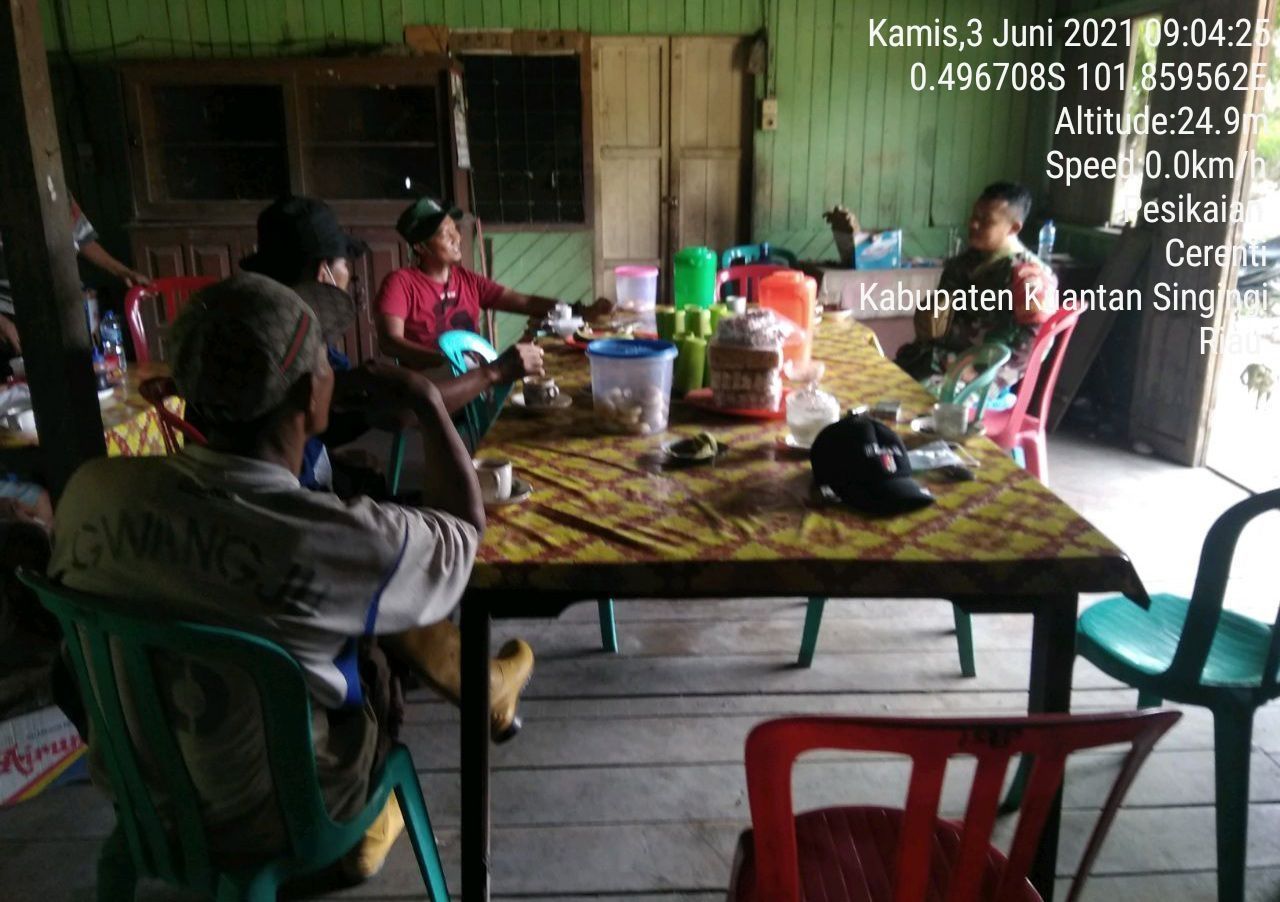 Babinsa Koramil 06/Cerenti Dim 0302/Inhu Laksanakan Komsos Bersama Masyarakat Desa Binaannya