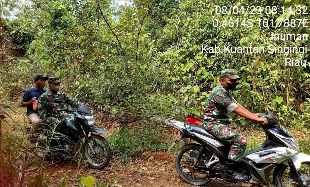 Sertu Efisien Babinsa Koramil 06/ Cerenti Kodim 0302/ Inhu Laksanakan Patroli dan Sosialisasi Kepada Masyarakat Desa Bedeng Sikuran