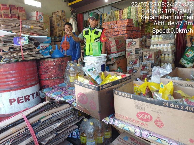 Di Kecamatan Inuman Sertu Efison Babinsa Koramil 06/Cerenti Kodim 0302/Inhu Pantau Perkembangan Harga Kebutuhan Pokok