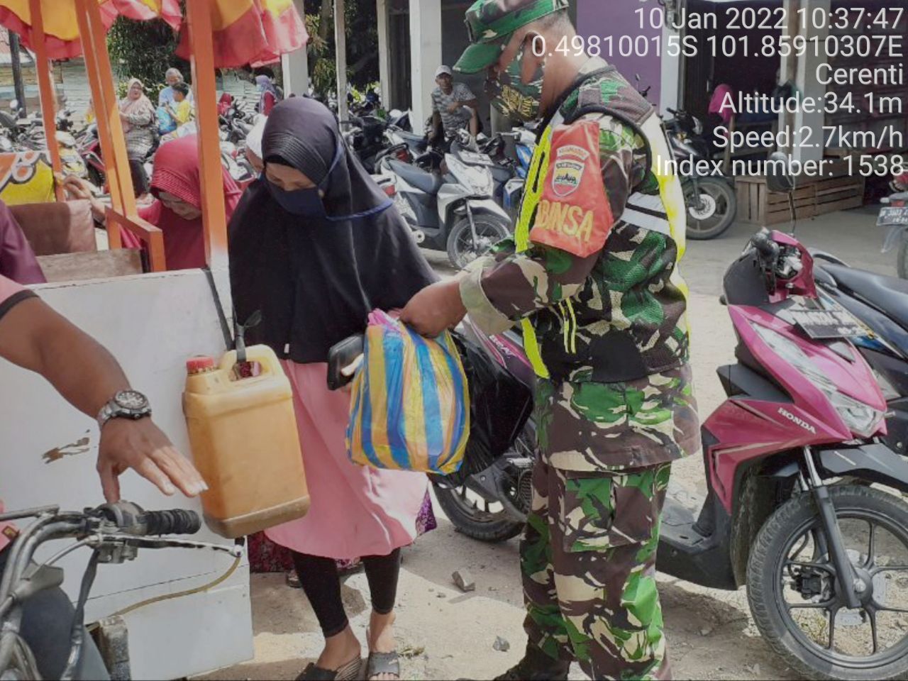 Peduli Dengan Warga Binaan, Babinsa Koramil 06/Cerenti Kodim 0302/Inhu Bantu Nenek Memikul Keranjang