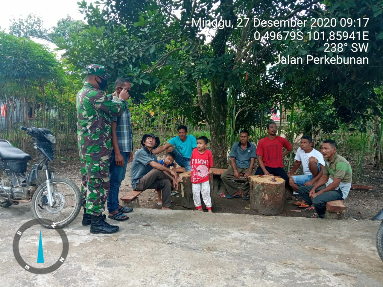 Babinsa Sertu Pirman Koramil 06/Cerenti Dim 0302/Inhu Ingatkan  Penggunaan Masker