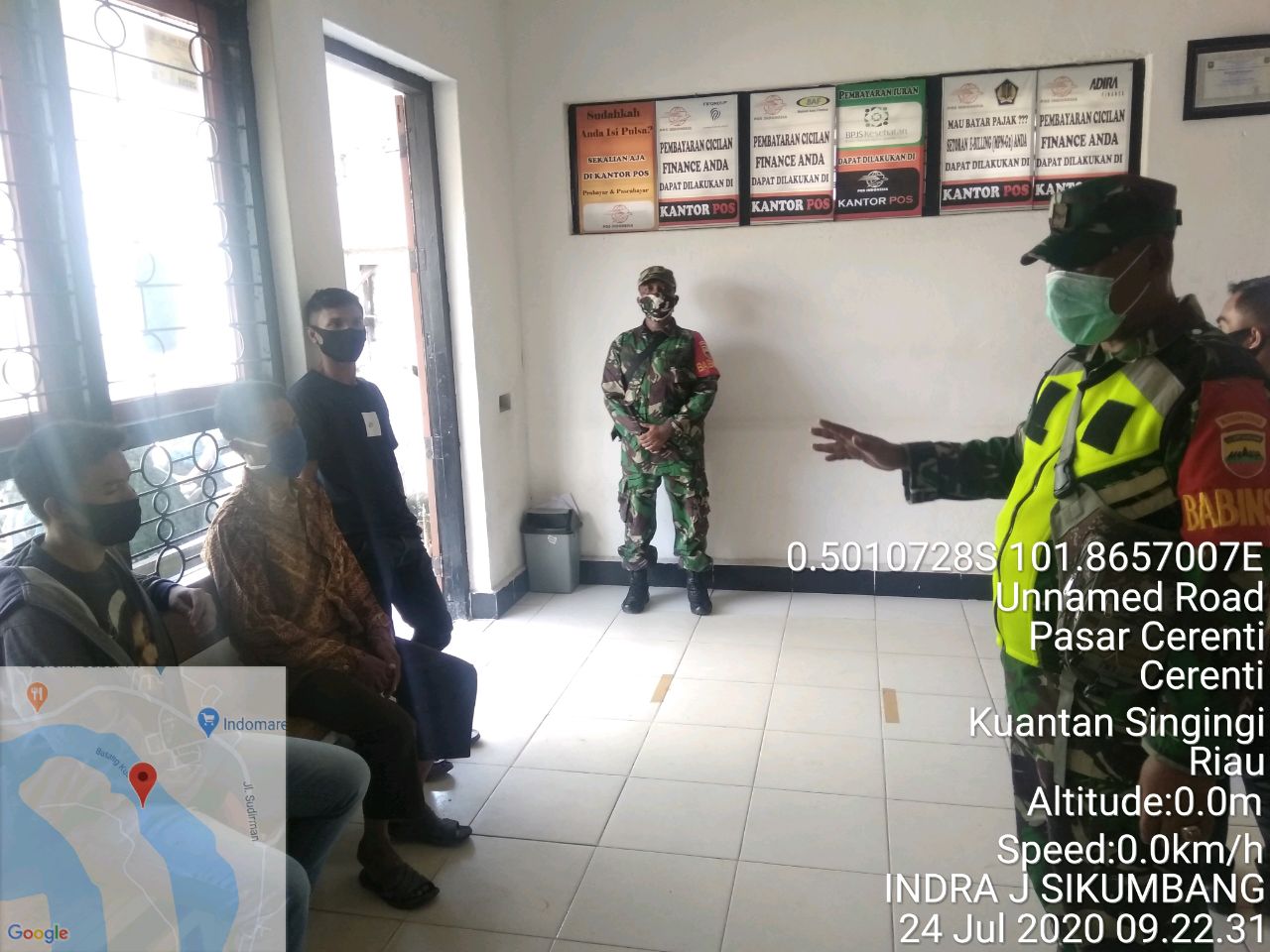 Anggota Koramil 06/Cerenti Dim  0302/Inhu Kawal Penyaluran Bantuan Sosial Tunai (BST).