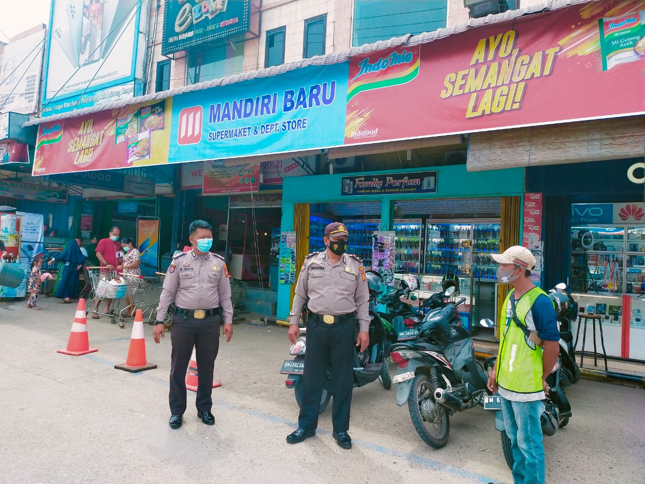 Pantau Keramaian, Polsek Pangkalan Kerinci Lakukan Patroli