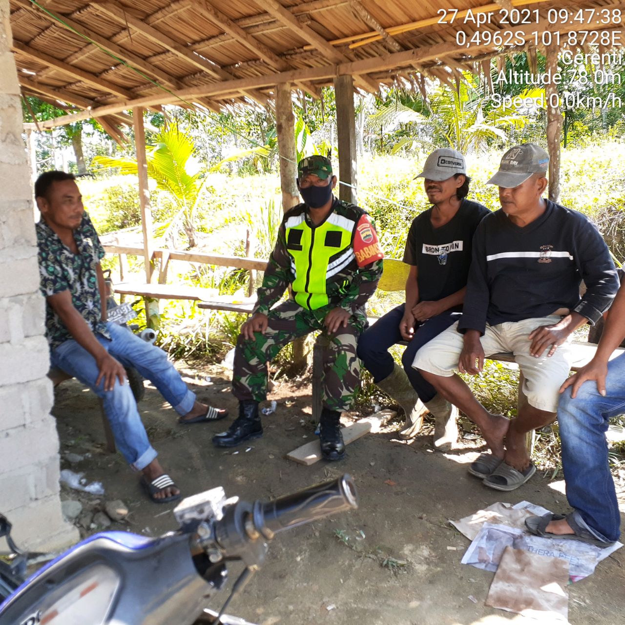 Babinsa Koramil 06/Cerenti Dim 0302/Inhu Melaksanakan Komsos Bersama Masyarakat Di Desa Koto Cerenti