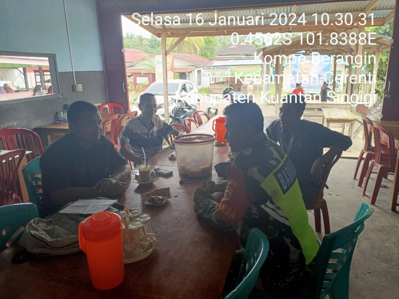 Di Binaannya, Babinsa Koramil 06/Cerenti  Kodim  0302/Inhu Serda Jama Anur Jalin Keakraban Dengan Warga Desa Kompe Berangin Dengan Laksanakan Komsos