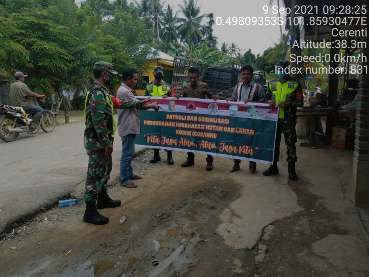 Anggota Koramil 06/Cerenti Kodim 0302/Inhu Terus  Sosialisasikan Dan Patroli Tentang Bahaya Karhutla di Wilayah Binaannya desa Pulau Jambu