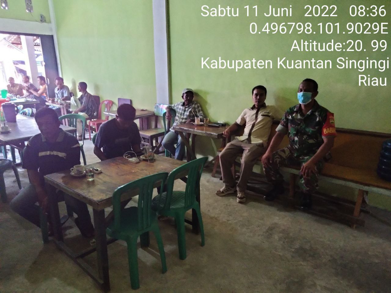 Serda Juanda Babinsa Koramil 06/Cerenti Kodim 0302/Inhu Komsos Dengan Warga Binaan di Kelurahan Pasar Cerenti Kecamatan Cerenti Kabupaten Kuansing