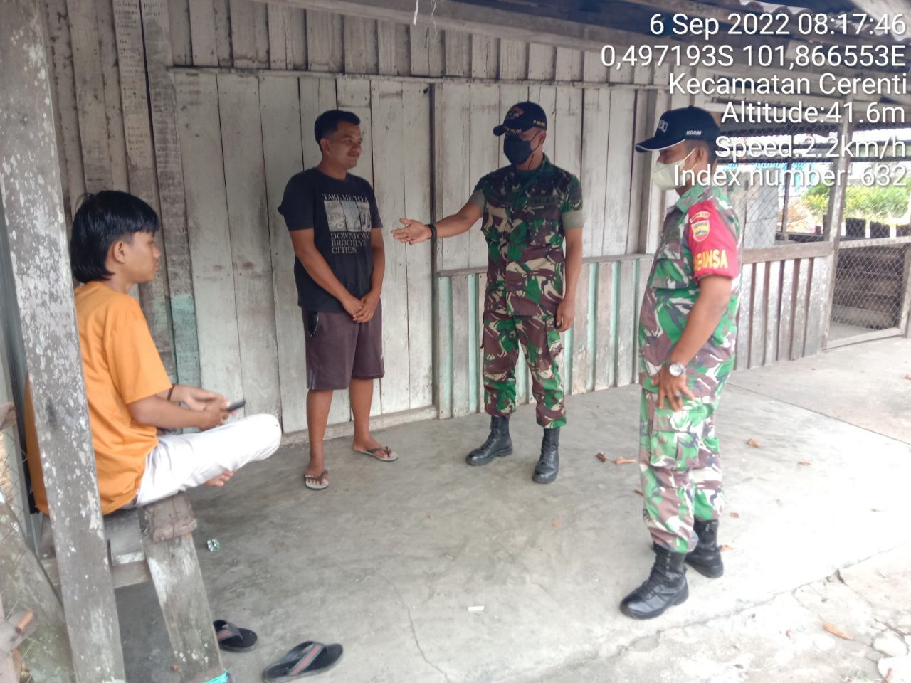 Babinsa Koramil 06/Cerenti Kodim 0302/Inhu, Kopda Junedi Bersama Babinsa Lainnya Berikan Sosialisasi Serta Himbauan Kepada Warga Agar Patuhi Prokes Covid-19 di Desa Sikakak Cerenti