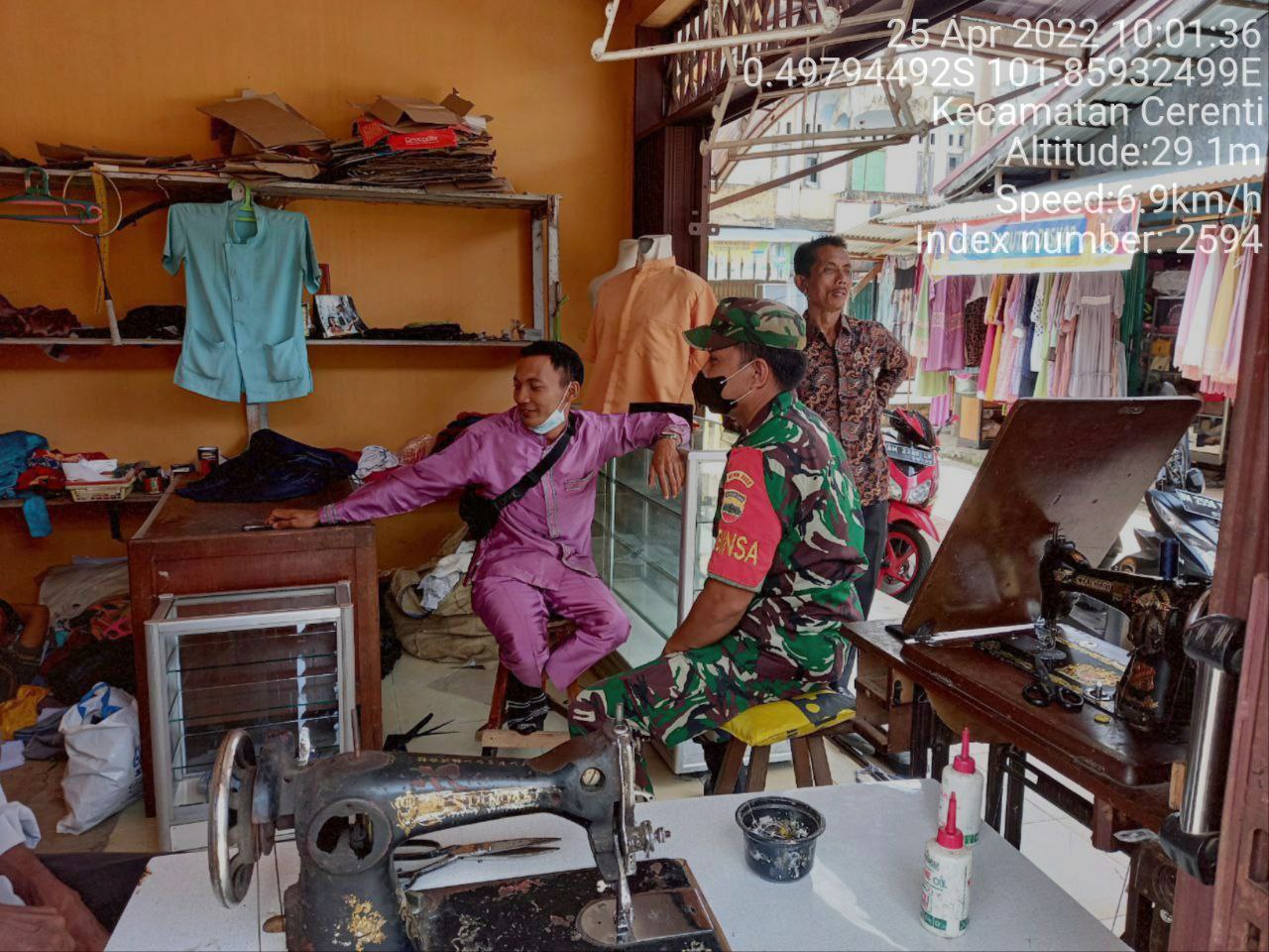 Sertu Efison Babinsa Koramil 06/Cerenti  Kodim 0302/Inhu Komsos Dengan Warga di Desa Kampung Baru Timur