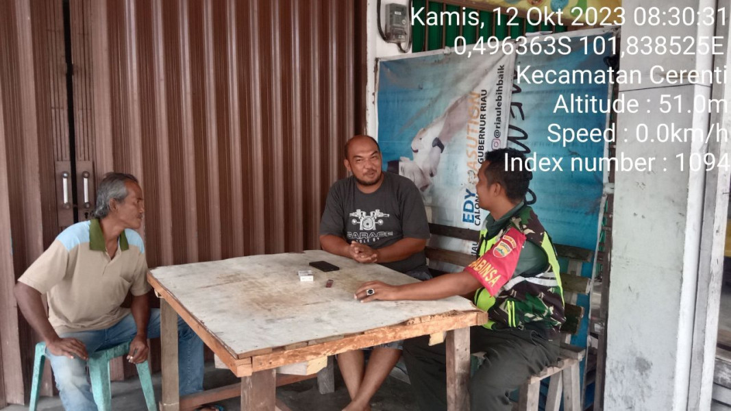 Di Wilayah Binaannya Babinsa Koramil 06/Cerenti Kodim 0302/Inhu Lakukan Komsos Di Kampung Pancasila Desa Tanjung Medan
