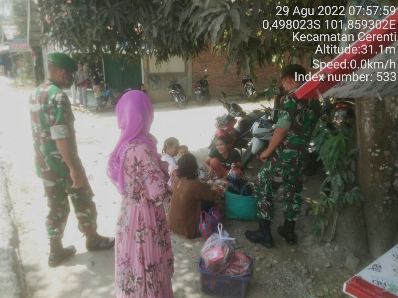 Babinsa Koramil 06/Cerenti Kodim 0302/Inhu Berikan Sosialisasi Serta Himbauan Kepada Warga Agar Patuhi Prokes Covid-19 di Desa Teluk Pauh