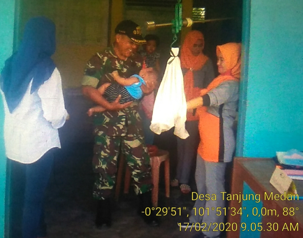 Babinsa Koramil 06/Cerenti Dim 0302/Inhu Serka M.Amin Dampingi Kegiatan Posyandu Balita.