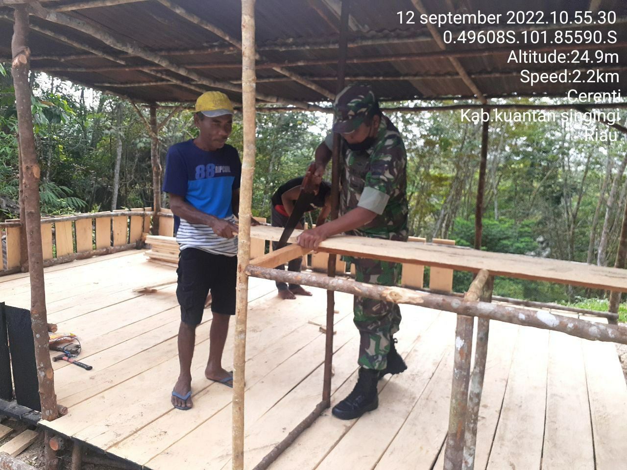 Babinsa Koramil 06/Cerenti Kodim 0302/Inhu Bantu Warga Binaan Melanjutkan Pembuatan Warung