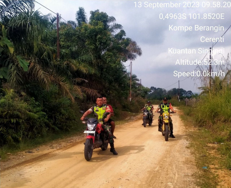 Di Desa Kompe Berangin Babinsa Koramil 06/Cerenti Kodim 0302/Inhu Tingkatkan Pengawasan Karlahut Melaksanakan Patroli dan  Sosialisasi Kepada Masyarakat