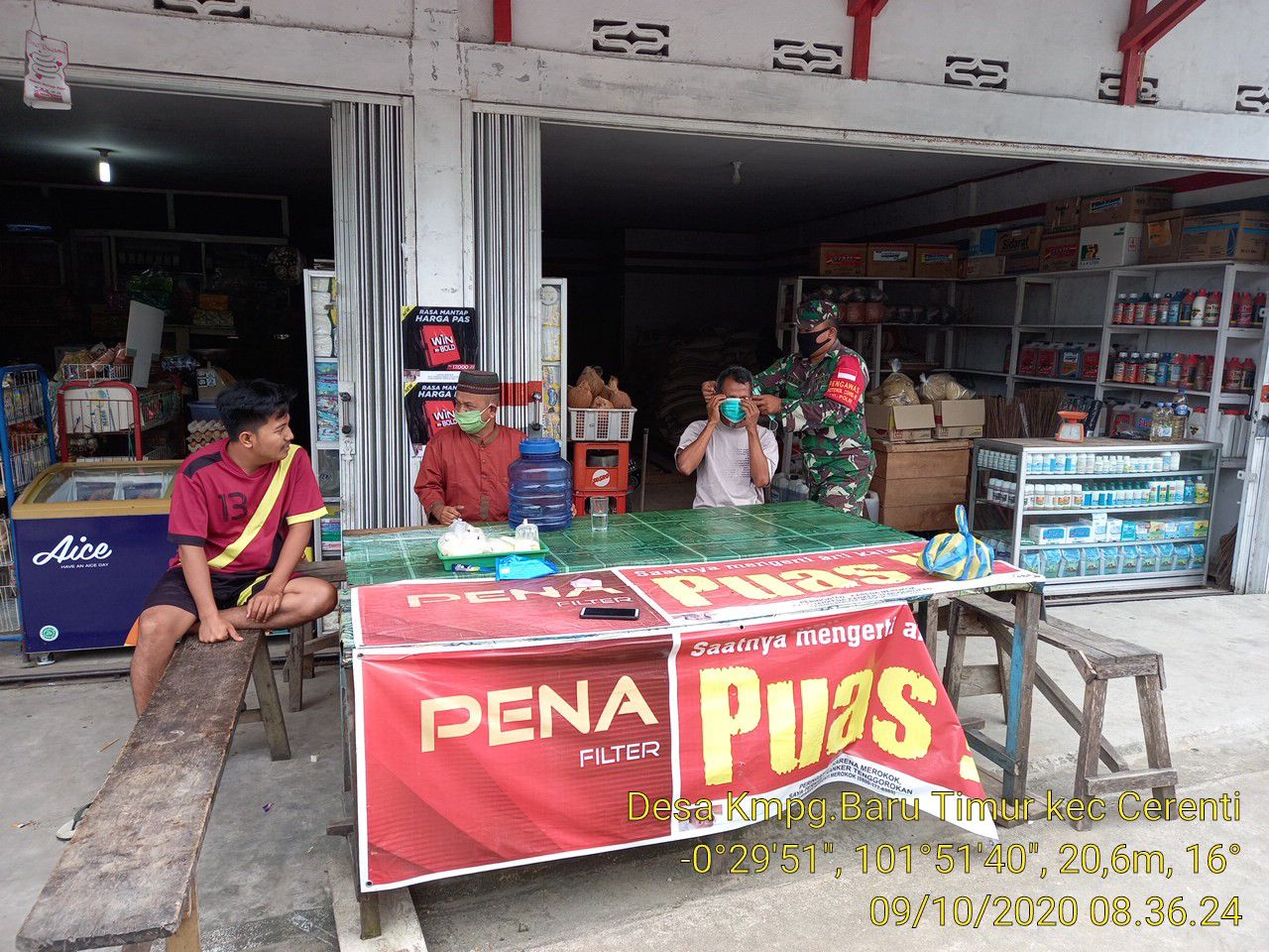 Cegah Penyebaran Covid-19, Koramil 06/Cerenti Dim 0302/Inhu Bagikan Masker Gratis 