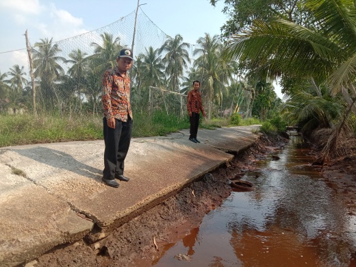 Terkikis Akibat Air Pasang Surut, Jalan Kasmin Di Desa Alah Air Butuh Perbaikan
