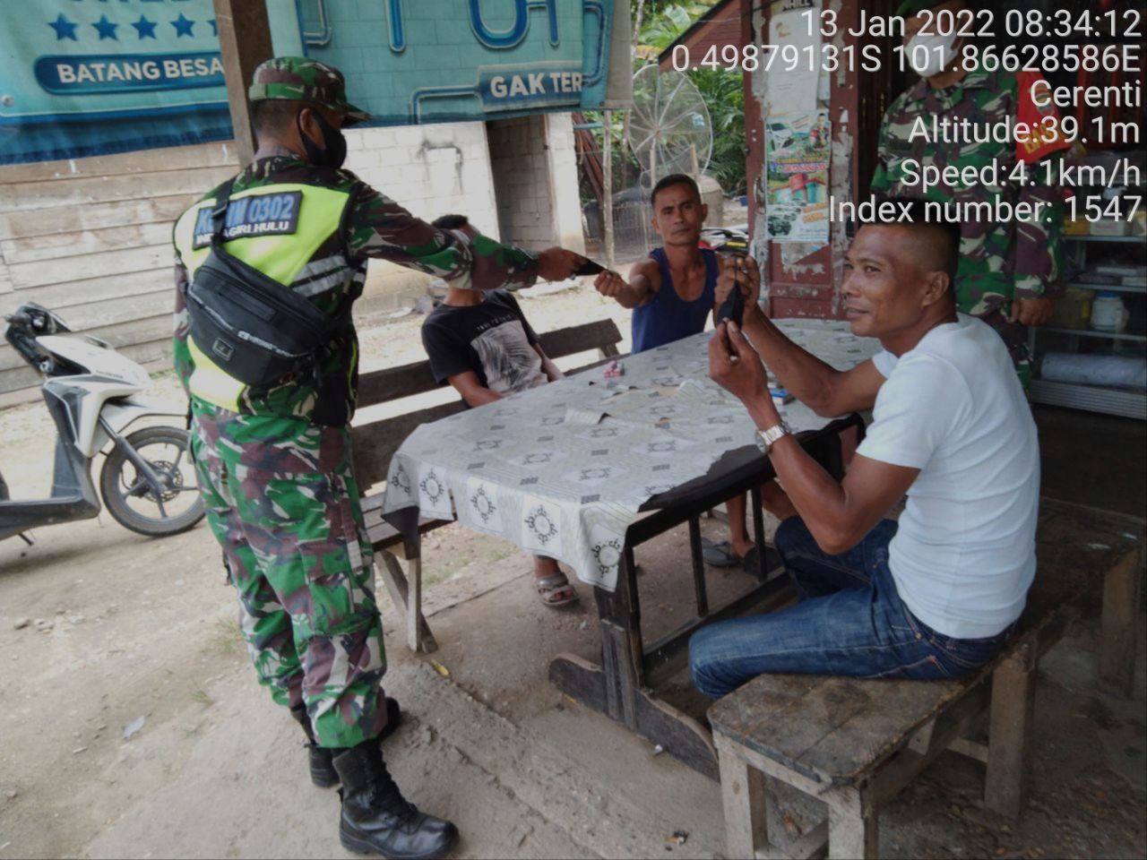 Sertu Firman Bersama Babinsa Koramil 06/ Cerenti Kodim 0302/ Inhu Lainnya Bagikan Masker Warga di Kampung Baru Timur Kecamatan Cerenti