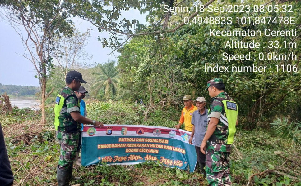 Di Desa Kampung Baru Timur Kecamatan Cerenti Kopda Junedi Babinsa Koramil 06/Cerenti Kodim 0302/Inhu Laksanakan Patroli Untuk  Cegah Kebakaran Hutan Dan Lahan