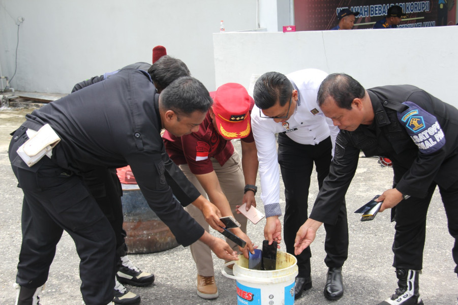 Handphone Direndam Garam! Lapas Pekanbaru Musnahkan Barang Terlarang Hasil Razia