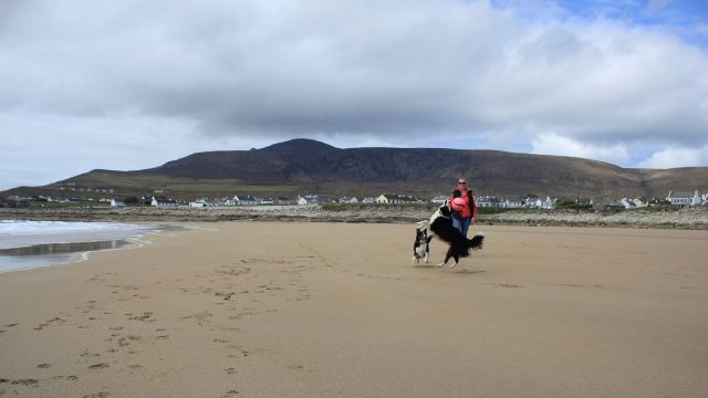 Menakjubkan, Pantai di Irlandia Ini Muncul Lagi Setelah Lenyap Selama 30 Tahun