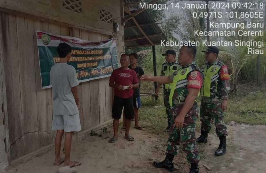 Serda Dumen Siregar Bersama Kopda Mohamad Soleh Babinsa Koramil 06/Cerenti Kodim 0302/Inhu Laksanakan  Sosialisasi Untuk Cegah Karhutlah