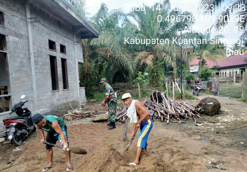 Jalin Keakraban Babinsa Koramil 06/Cerenti Serda Juanda Membantu Warga  Membuat Rumah Di Desa Binaan